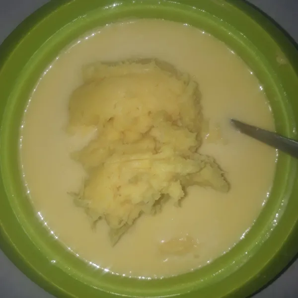 Masukkan tape singkong ke dalam adonan, mixer sebentar dengan kecepatan rendah sampai adonan tercampur rata.