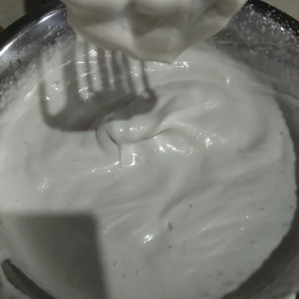 Mixer putih telur dan gula pasir sampai kaku/ seperti di gambar.