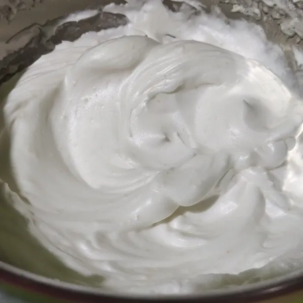 Kocok putih telur dengan 2 sendok gula pasir sampai kaku dan pucat.