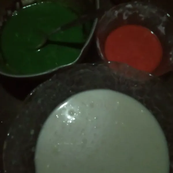 Masukkan air santan sedikit demi sedikit sampai adonan  menjadi agak encer. Setelah adonan jadi adonan dibagi menjadi tiga warna coklat merah dan hijau.