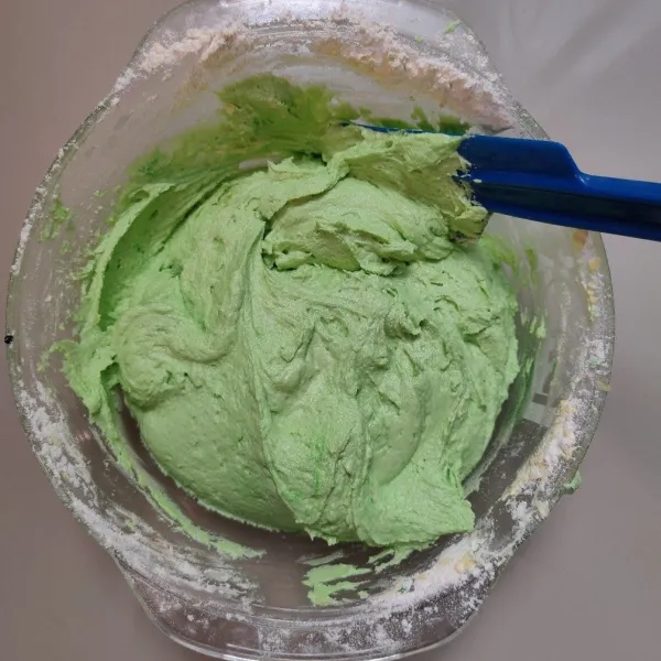 Aduk rata dengan spatula.