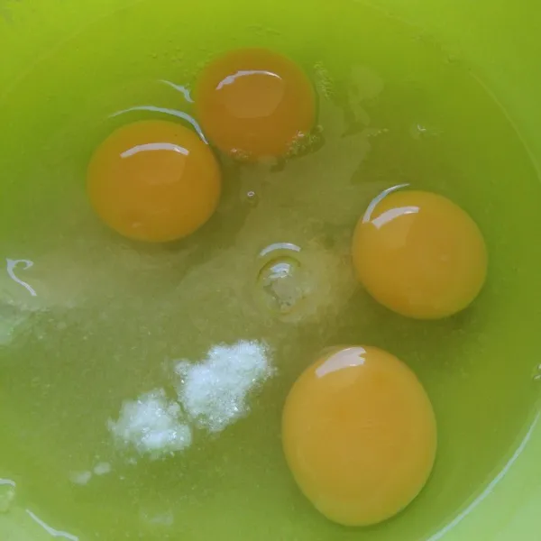 Dalam wadah siapkan telur,gula dan vanili.