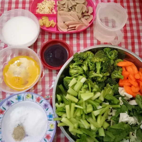 Siapkan semua bahan-bahan & bumbu. Kupas wortel. Cuci semua sayur, bakso & sosis. Kemudian potong-potong semua sayur, bakso & sosis.