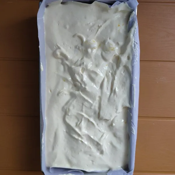 Masukkan di dalam loyang yang sudah dioles margarin dan dialas kertas roti.
