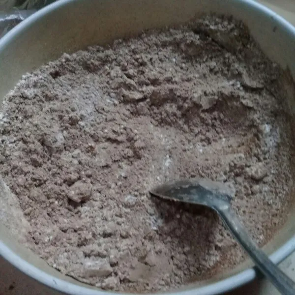 Campur rata bahan A, kemudian masukan bahan B aduk rata.
