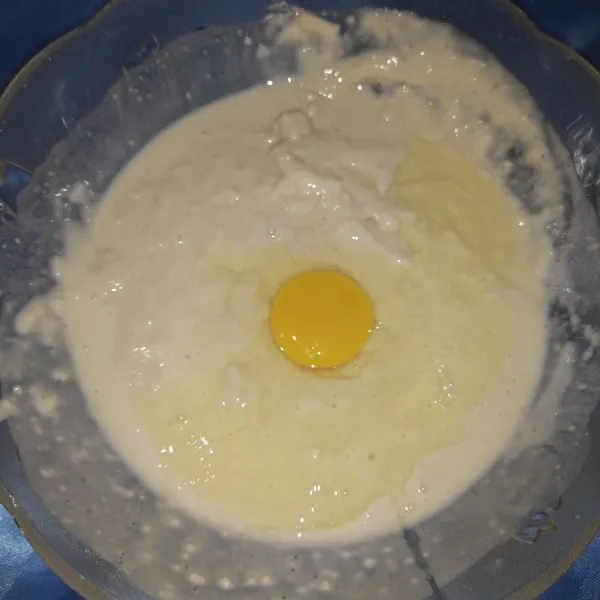 Tambahkan telur. Aduk lagi.