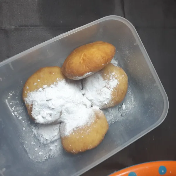 Taburi bomboloni dengan gula halus lalu masukan isian coklatnya.