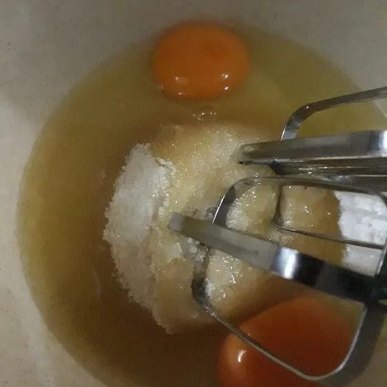 Campur telur gula pasir dan baking powder. Mixer sampai mengembang .