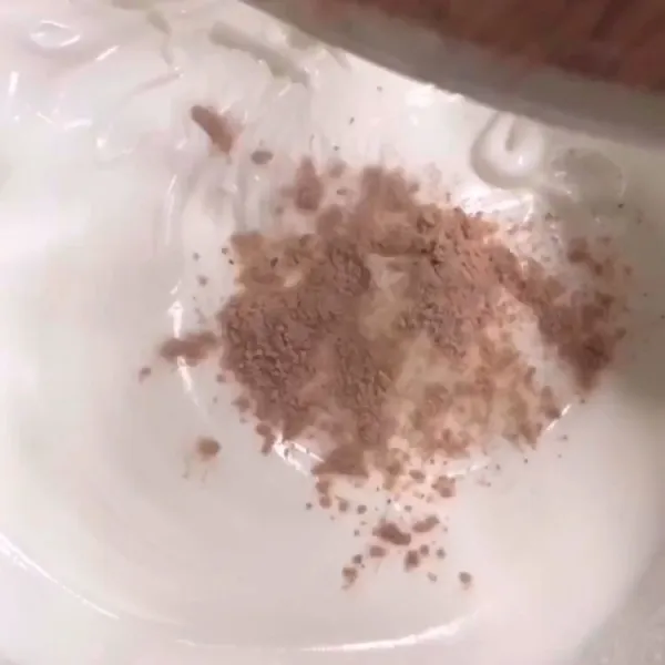 masukkan tepung dan cocoa powder ke adonan (ayak menggunakan saringan agar tidak menggumpal) dan mixer sebentar (jangan sampai overmix)
