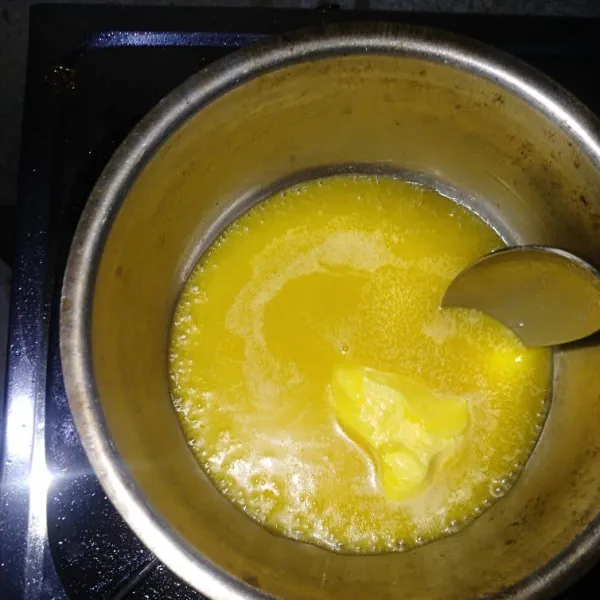 Lelehkan margarin.