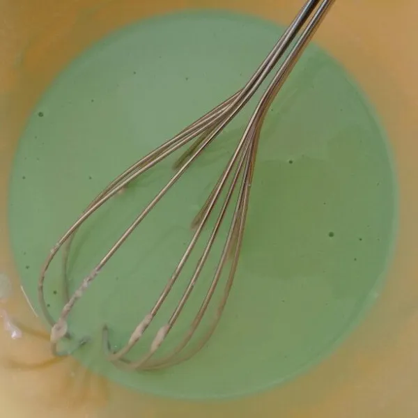 Masukkan setetes pasta pandan kemudian aduk kembali. Diamkan adonan hingga 30 menit serta tutup dengan kain bersih.