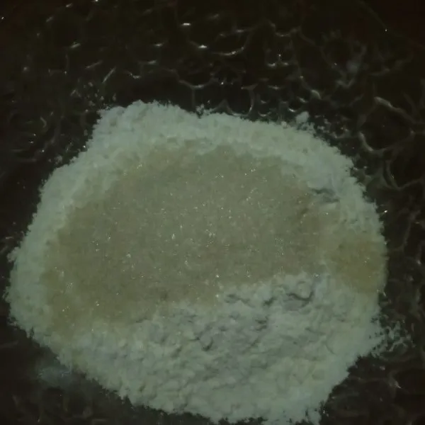 Siapkan wadah masukkan tepung beras, tepung terigu, tepung pati dan gula, aduk sampai tercampur rata.