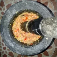 Haluskan semua bahan bumbu halus.