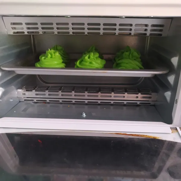 Panggang dengan suhu 200°C selama 20 menit, panggang lagi 180°C selama 10 menit.