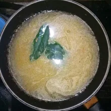 Tambahkan air & daun salam.