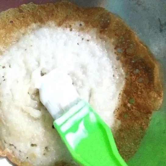 Olesi dengan santan, pada step ini jika sediaan santan banyak bisa juga santan di tuang di tengah adonan sekitar 1-2 sendok makan kemudian masak sekitar 1 menit lalu diangkat.
