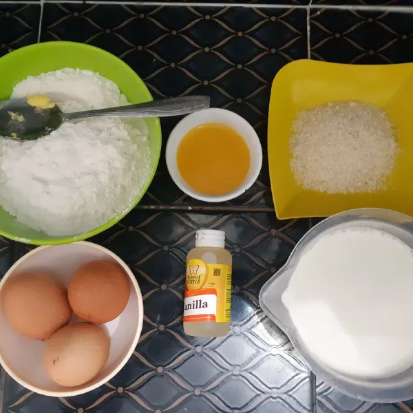 Persiapkan bahan. MasukKan telur, gula dan ekstrak vanilla. Aduk hingga tercampur rata & telur berbusa.