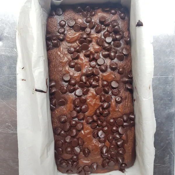 Setelah 30 menit dan brownies matang,keluarkan dari oven. Kemudian keluarkan brownies dari loyang beserta kertas bakingnya,tunggu hingga sedikit hangat. Potong-potong brownies dan siap di sajikan.