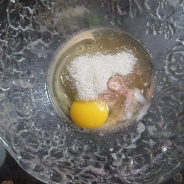 Siapkan wadah masukkan telur gula sp dan baking powder.