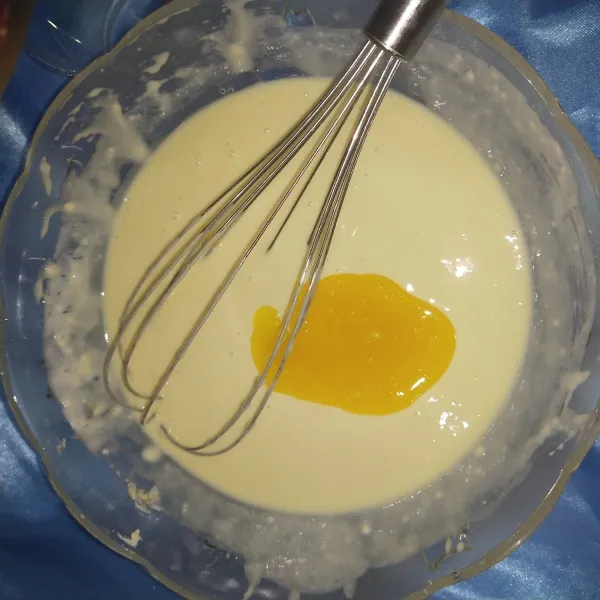 Tambahkan margarin cair, aduk hingga licin dan diamkan selama 40 menit.