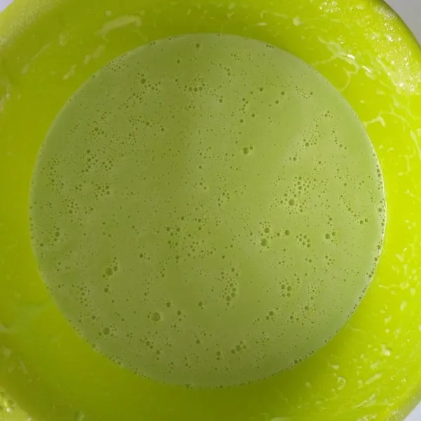 Masukkan mentega cair aduk rata.