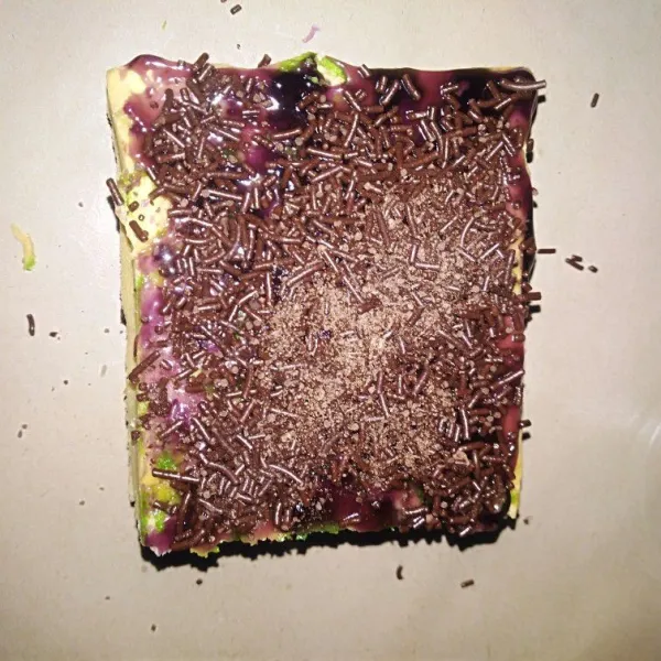 Olesi bagian atas dengan selai lalu taburi dengan meses. Siap dinikmati.