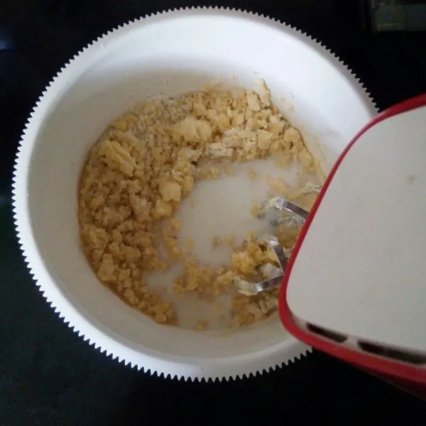 Kemudian mixer dengan speed sedang, sambil dituangi susu cair.