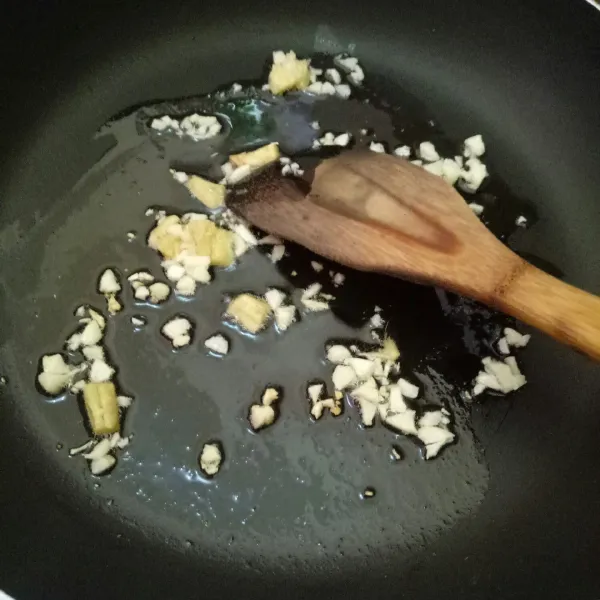 Panaskan minyak. Tumis bawang putih & jahe sampai harum dan berubah warna.