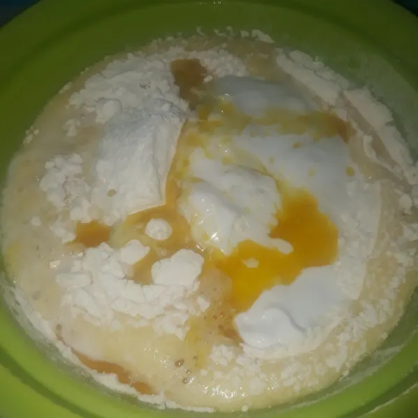 Tambahkan tepung terigu, susu cair, santan kental dan lelehan margarin ke dalam adonan telur. Mixer dengan kecepatan rendah sampai tercampur rata dan tidak bergerindil.