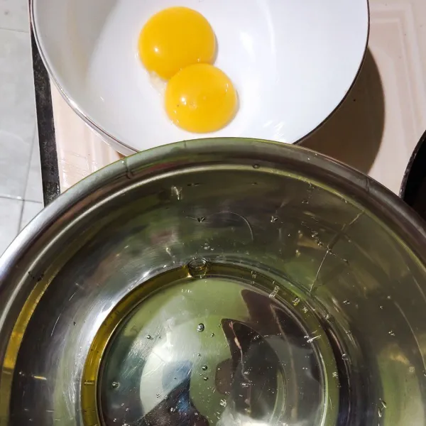Pisahkan kuning dan putih telur.