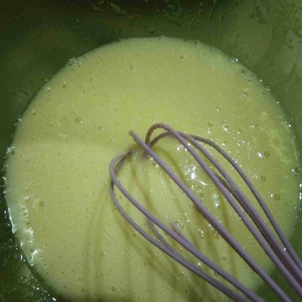 Dalam wadah, masukkan telur dan gula kastor. Kocok menggunakan whisker hingga gulanya larut.