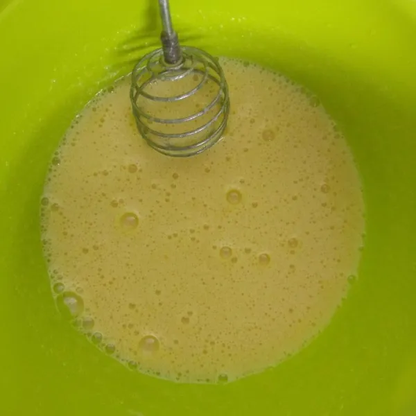 Masukkan sedikit demi sedikit tepung terigu aduk rata.