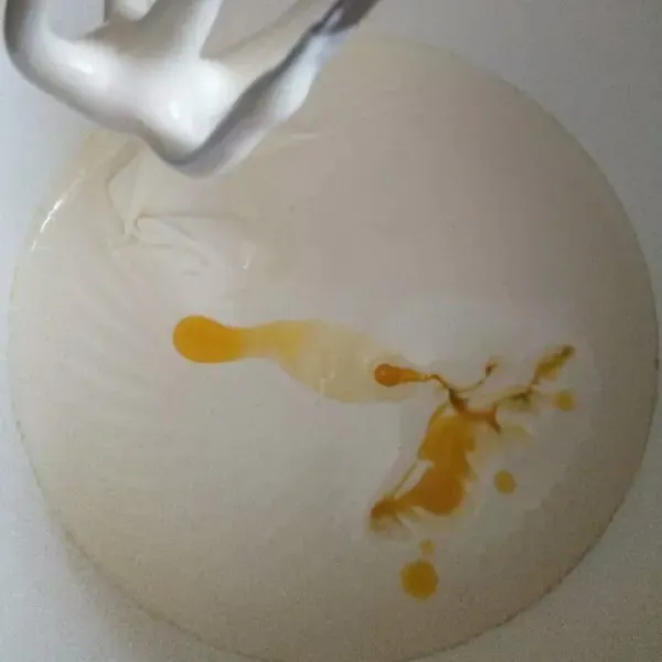 terakhir tuang margarin cair, aduk balik dengan spatula.