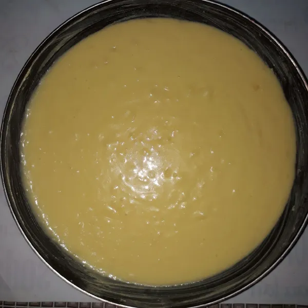 Tuang adonan ke dalam teflon yang sudah diolesi sedikit margarin. Hentakkan perlahan agar permukaan adonan rata.