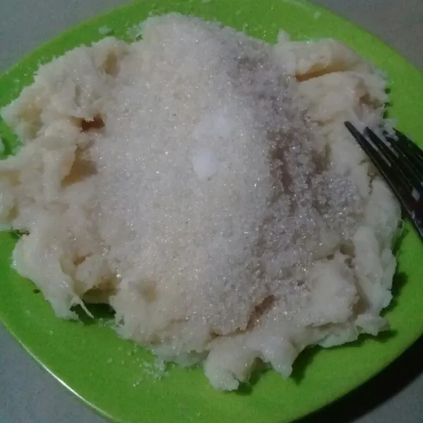 Masukan gula pasir dan garam aduk rata.