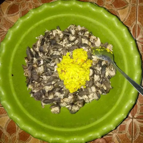 Campur bumbu halus dengan daging bekicot.