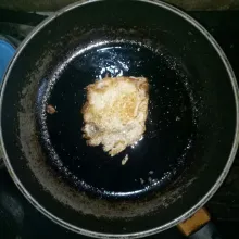 Ceplok telur dengan ditambahkan sedikit garam.