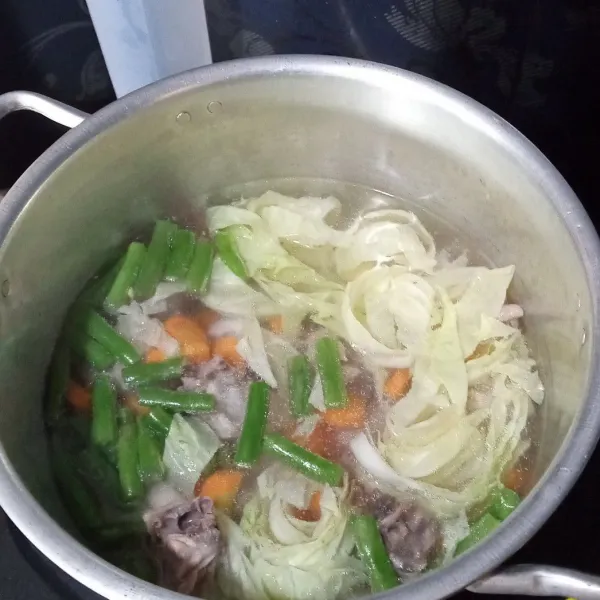 Didihkan air, masukkan jahe, bawang putih geprek dan ayam,kemudian sayuran kecuali daun bawang dan seledri.