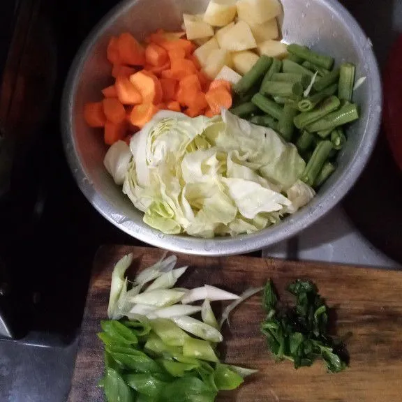Potong-potong sayuran, geprek jahe dan bawang putih.