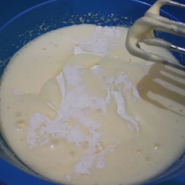 Masukkan tepung bolu mixer dengan kecepatan tinggi selama 6-7 menit.