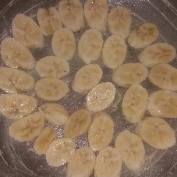 Susun potongan pisang untuk lapisan pertama.