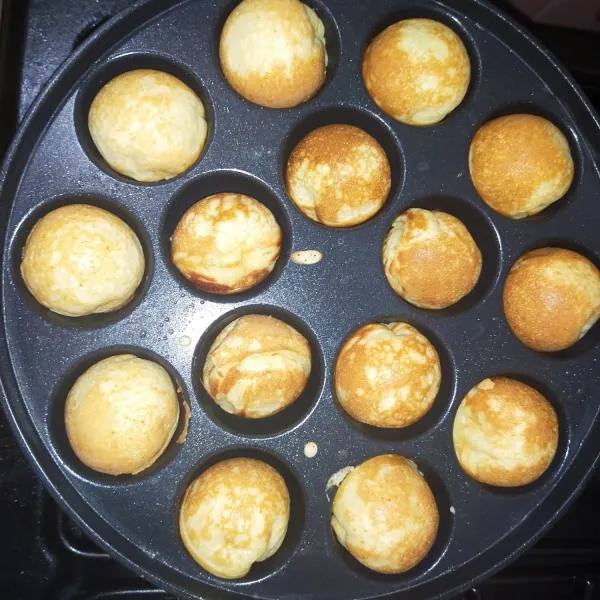 Panggang hingga kecoklatan semua bagian. Poffertjes siap disajikan, taburi gula halus secukupnya.