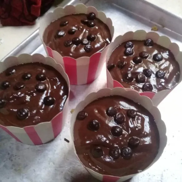 Tuang ke dalam cup sampai hampir penuh, beri toping lalu panggang pada suhu 180 derajat selama 35 menit.