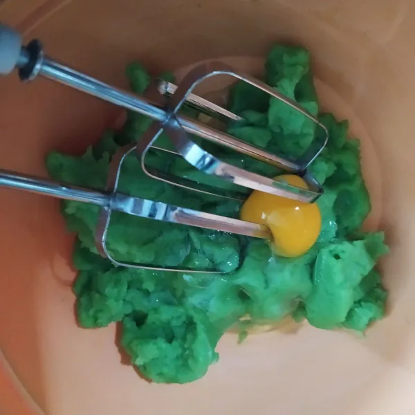 Tunggu adonan hangat/dingin, masukkan telur satu per satu sambil dimixer hingga rata.