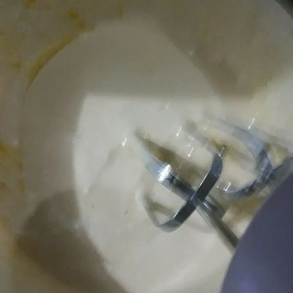 Turunkan speednya, masukan terigu dan mentega cair bergantian.