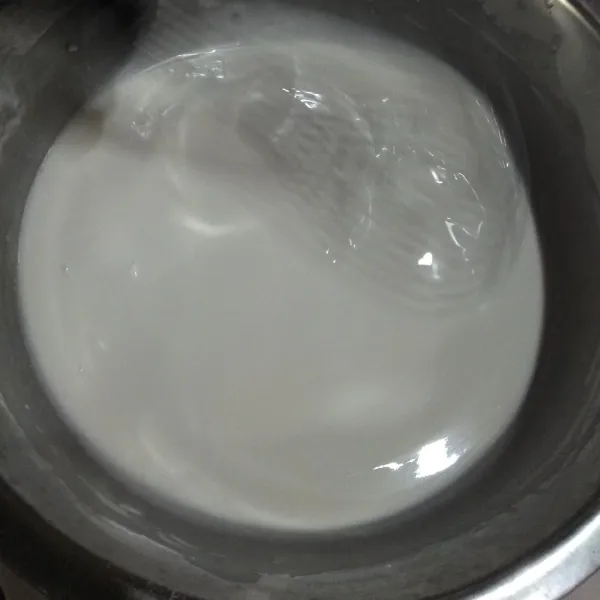 Cairkan fermipan dengan 3 sdm air, lalu campurkan bersama tepung terigu dan masukkan santan , aduk rata.