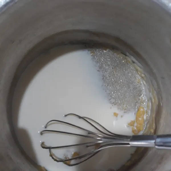 Masukkan susu UHT, gula pasir aduk sampai gula larut dan tercampur rata.