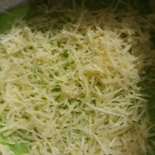 Taburkan keju parut di atasnya. Panggang sampai matang.