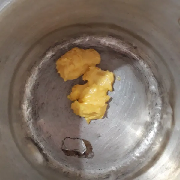 Panaskan mentega sampai mencair.