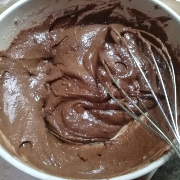 Tuang susu cair dingin, aduk asal rata.